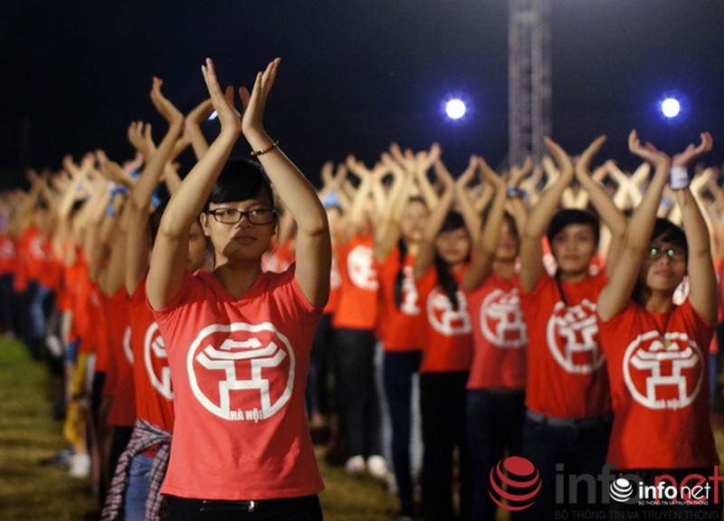 Hơn 1.000 sinh viên Hà Nội nhảy flashmob mừng đại lễ 10/10 - ảnh 6