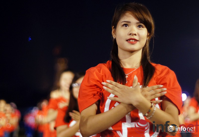 Hơn 1.000 sinh viên Hà Nội nhảy flashmob mừng đại lễ 10/10 - ảnh 8