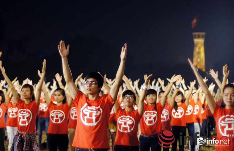 Hơn 1.000 sinh viên Hà Nội nhảy flashmob mừng đại lễ 10/10 - ảnh 9