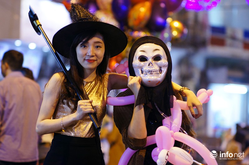 Phố cổ Hà Nội sôi động đêm Halloween - ảnh 1