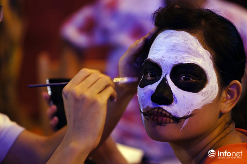 Phố cổ Hà Nội sôi động đêm Halloween - ảnh 10