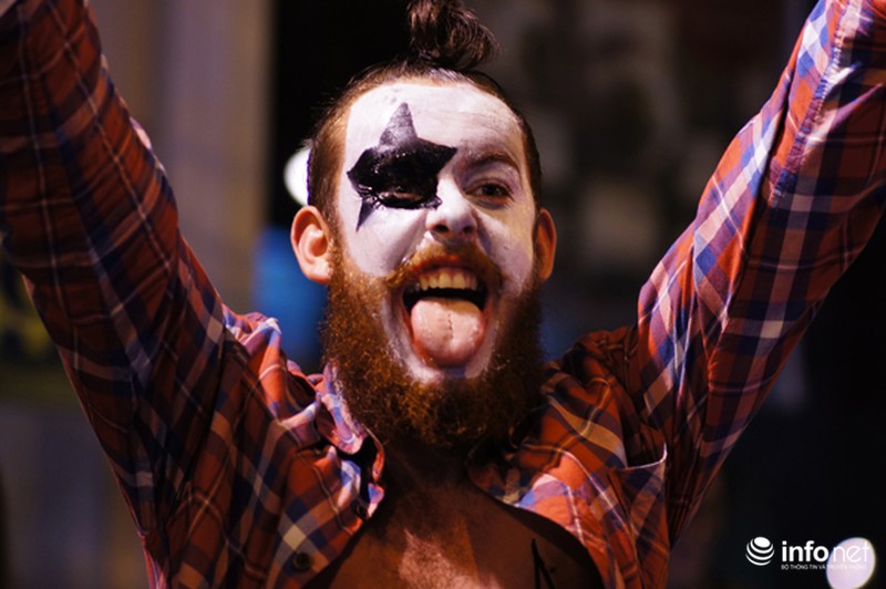 Phố cổ Hà Nội sôi động đêm Halloween - ảnh 11