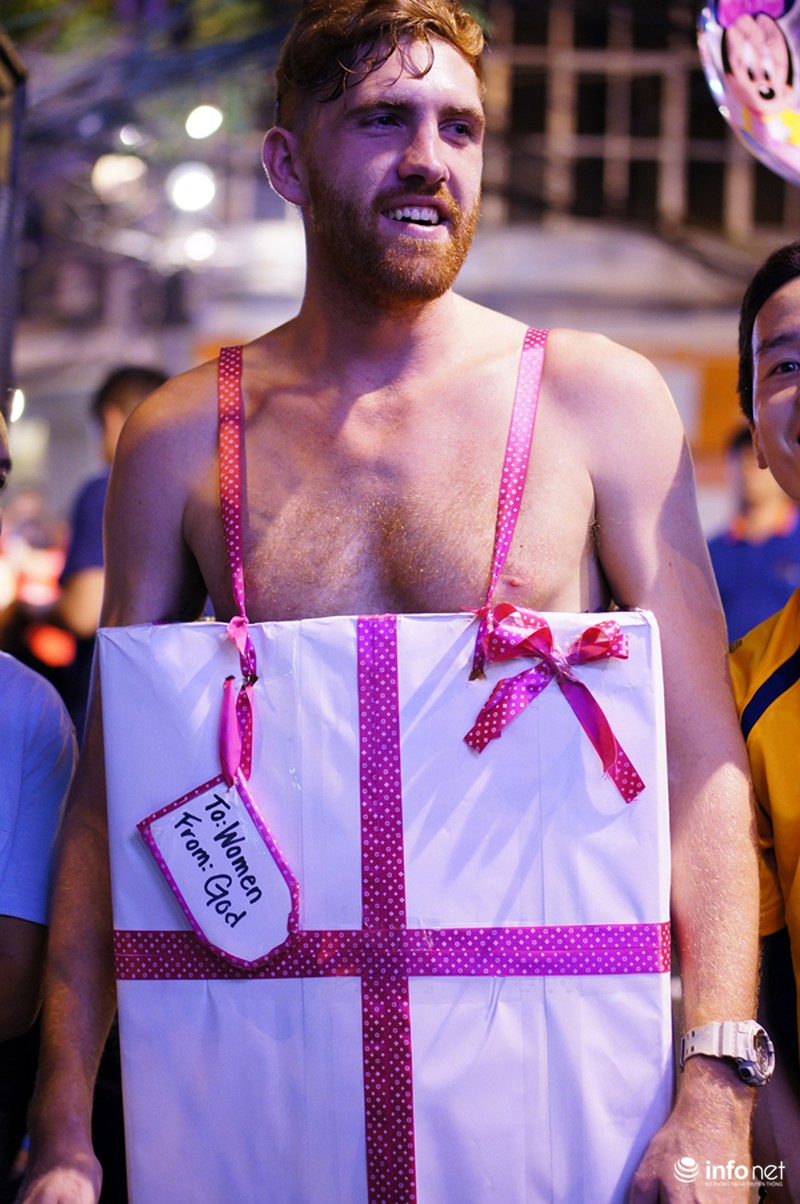 Phố cổ Hà Nội sôi động đêm Halloween - ảnh 13