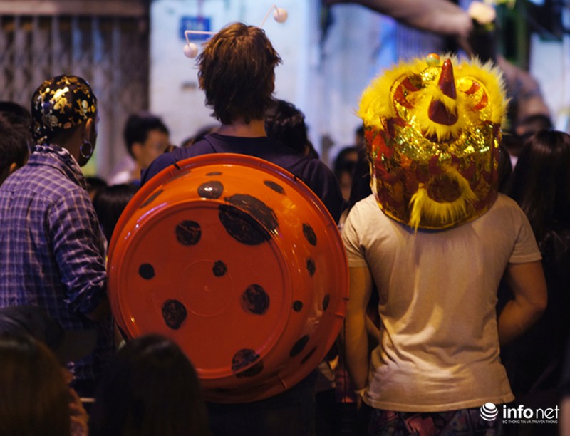 Phố cổ Hà Nội sôi động đêm Halloween - ảnh 14