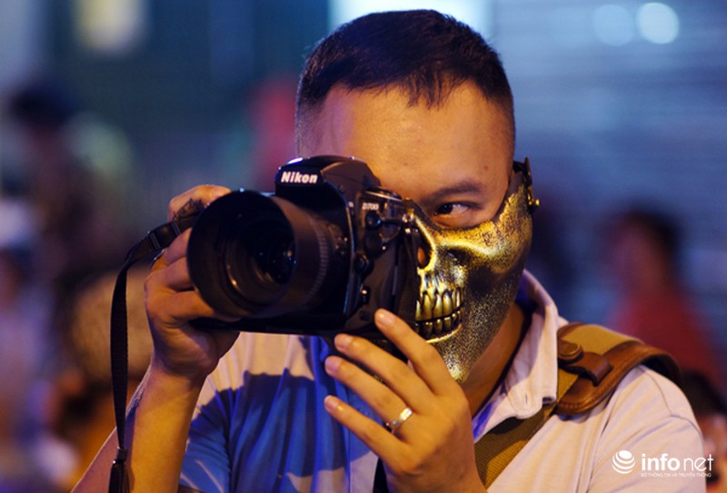 Phố cổ Hà Nội sôi động đêm Halloween - ảnh 17