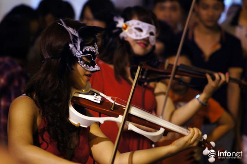 Phố cổ Hà Nội sôi động đêm Halloween - ảnh 18