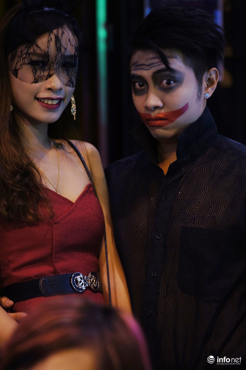 Phố cổ Hà Nội sôi động đêm Halloween - ảnh 2