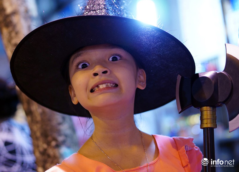Phố cổ Hà Nội sôi động đêm Halloween - ảnh 3