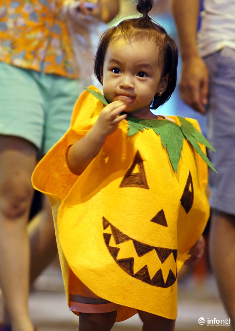 Phố cổ Hà Nội sôi động đêm Halloween - ảnh 4