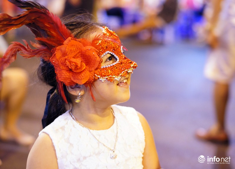 Phố cổ Hà Nội sôi động đêm Halloween - ảnh 5