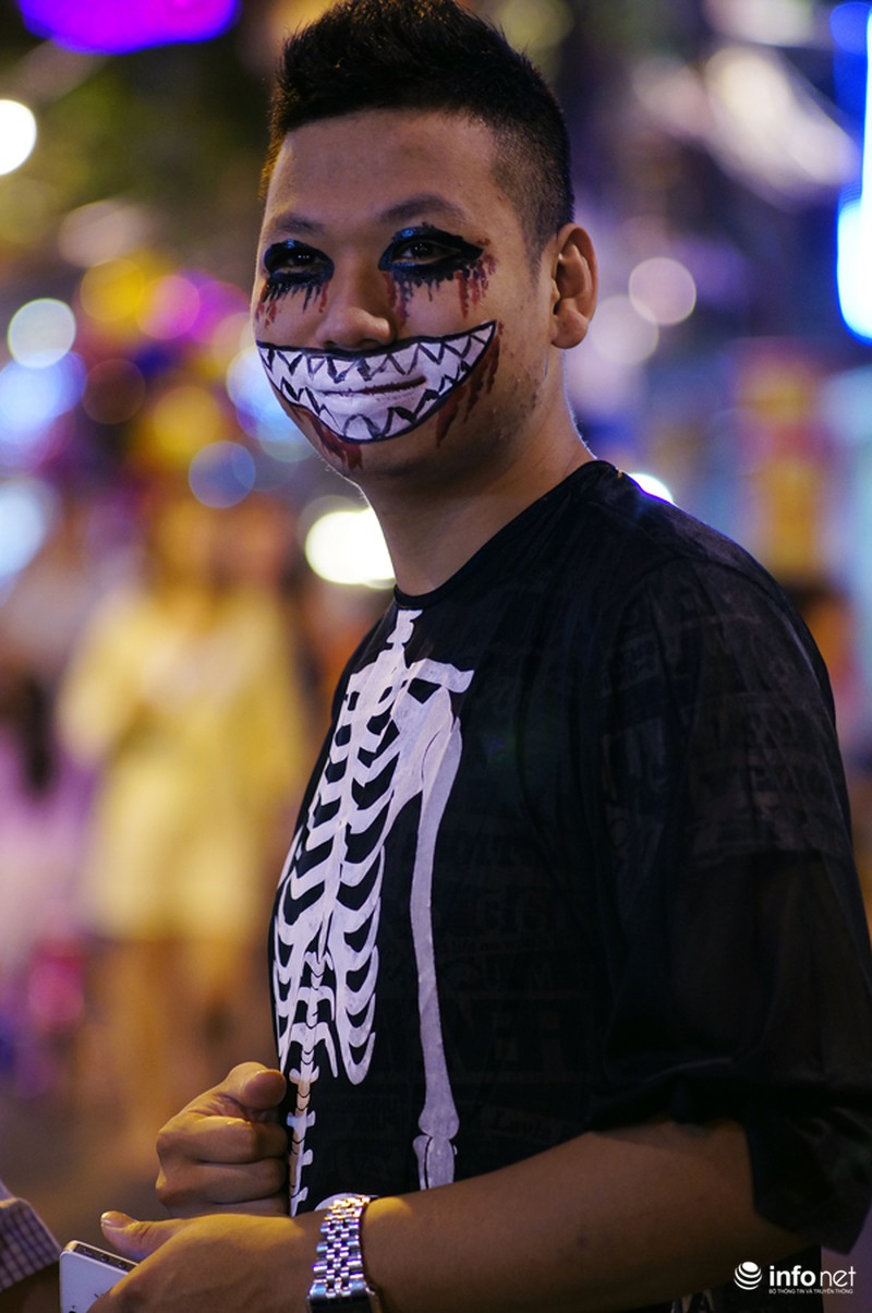 Phố cổ Hà Nội sôi động đêm Halloween - ảnh 6