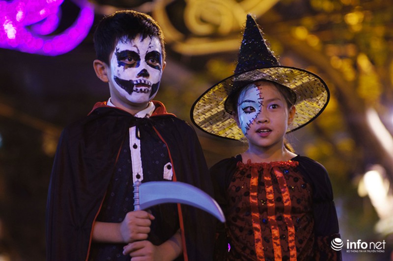 Phố cổ Hà Nội sôi động đêm Halloween - ảnh 7