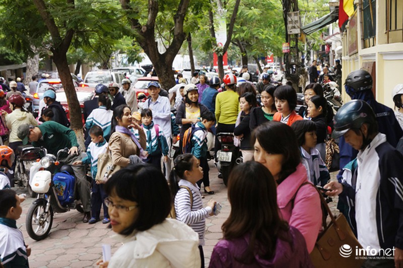 Ảnh: Người Hà Nội xuýt xoa trong cái rét đầu mùa - ảnh 1
