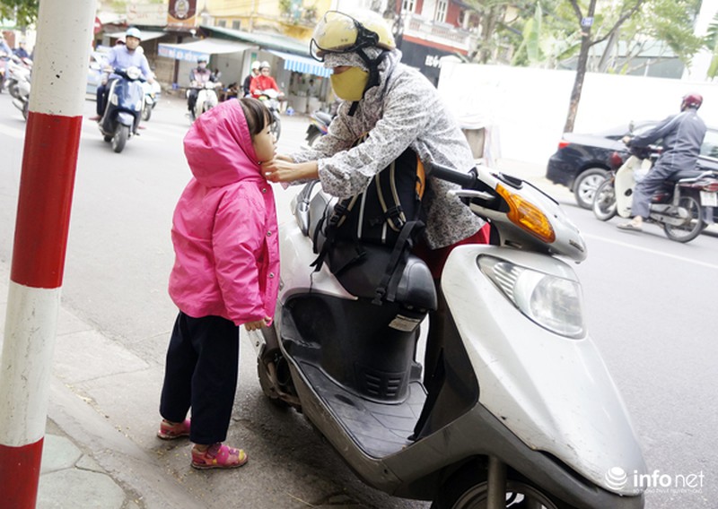 Ảnh: Người Hà Nội xuýt xoa trong cái rét đầu mùa - ảnh 8