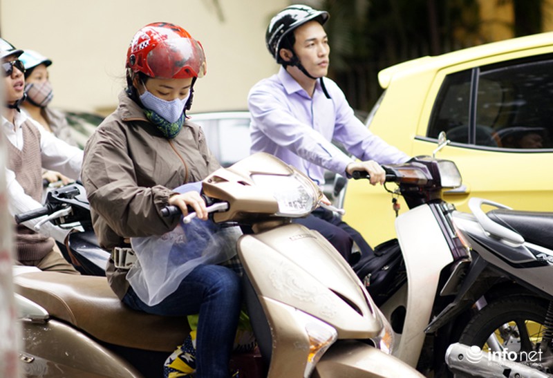 Ảnh: Người Hà Nội xuýt xoa trong cái rét đầu mùa - ảnh 10