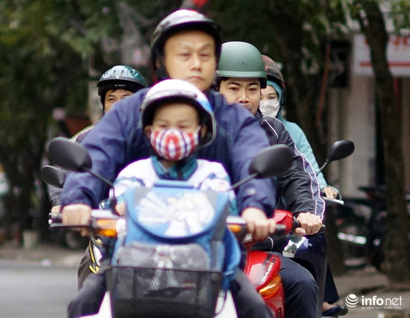 Ảnh: Người Hà Nội xuýt xoa trong cái rét đầu mùa - ảnh 2