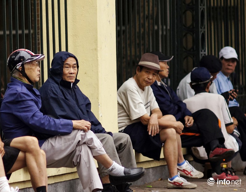 Ảnh: Người Hà Nội xuýt xoa trong cái rét đầu mùa - ảnh 3