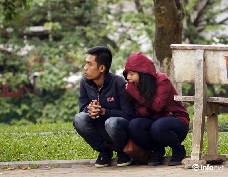 Ảnh: Người Hà Nội xuýt xoa trong cái rét đầu mùa - ảnh 5
