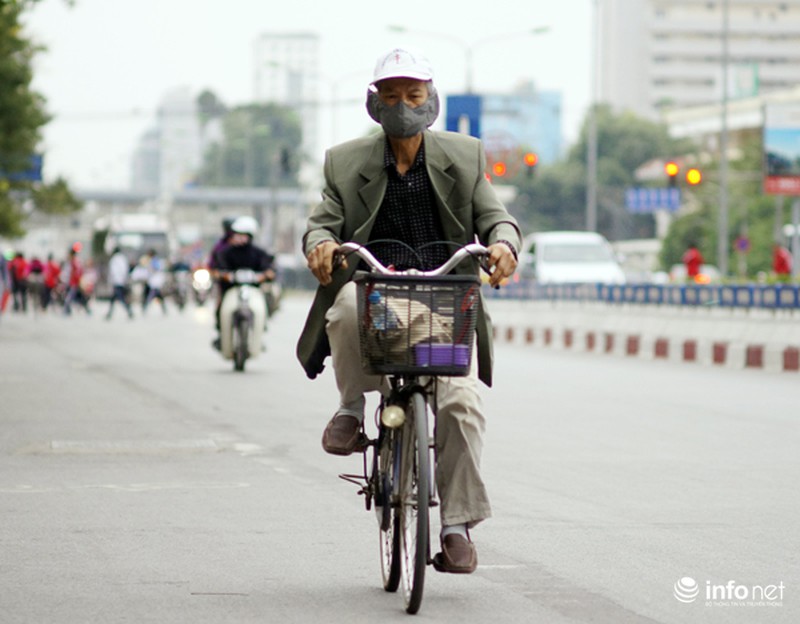 Ảnh: Người Hà Nội xuýt xoa trong cái rét đầu mùa - ảnh 6
