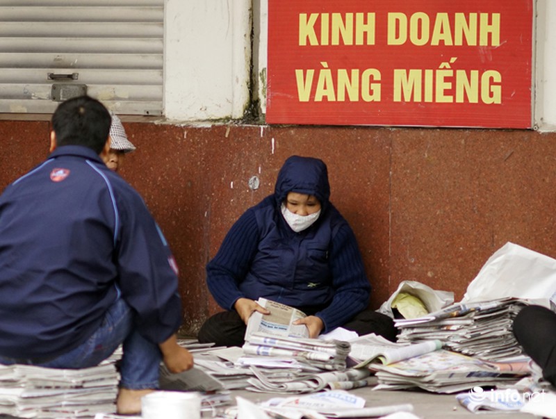 Ảnh: Người Hà Nội xuýt xoa trong cái rét đầu mùa - ảnh 7