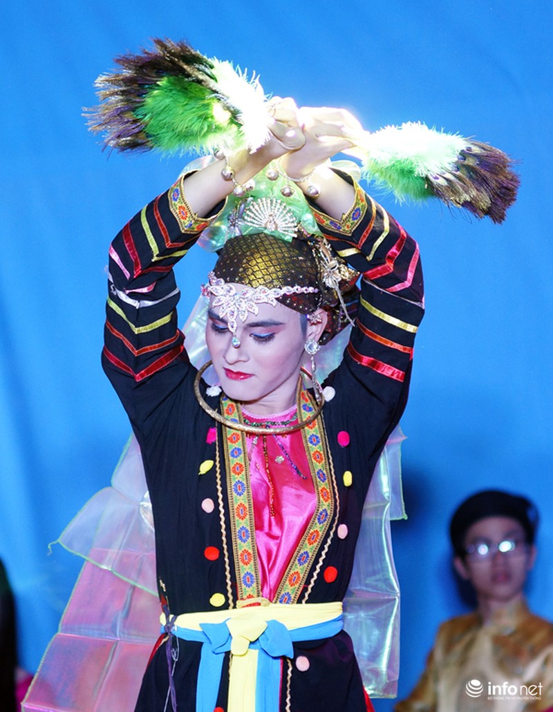 Ngắm sinh viên nhập vai diễn xướng chầu văn - ảnh 10