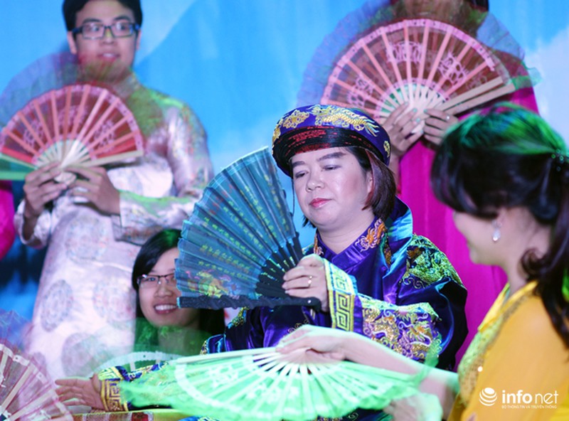 Ngắm sinh viên nhập vai diễn xướng chầu văn - ảnh 11