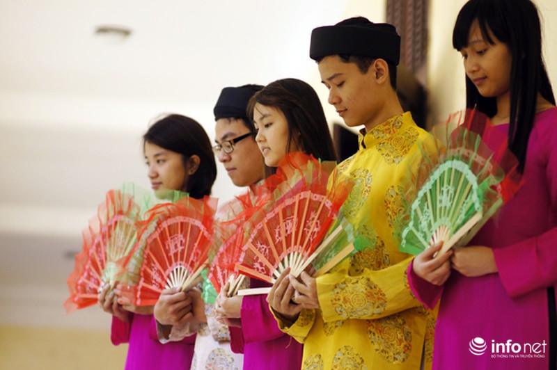 Ngắm sinh viên nhập vai diễn xướng chầu văn - ảnh 1