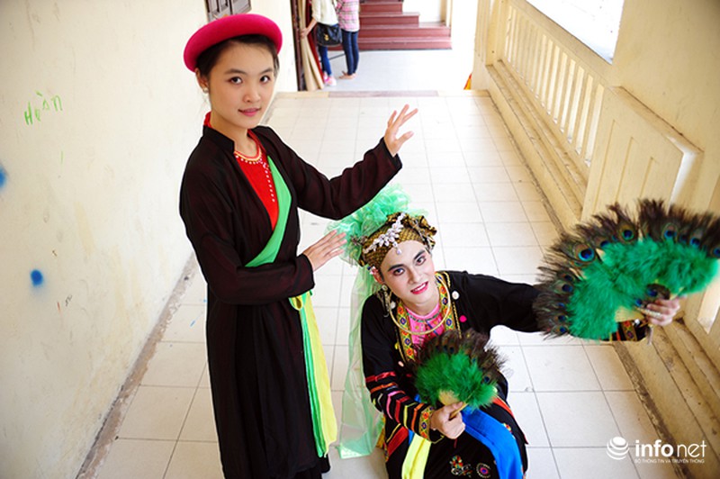 Ngắm sinh viên nhập vai diễn xướng chầu văn - ảnh 3