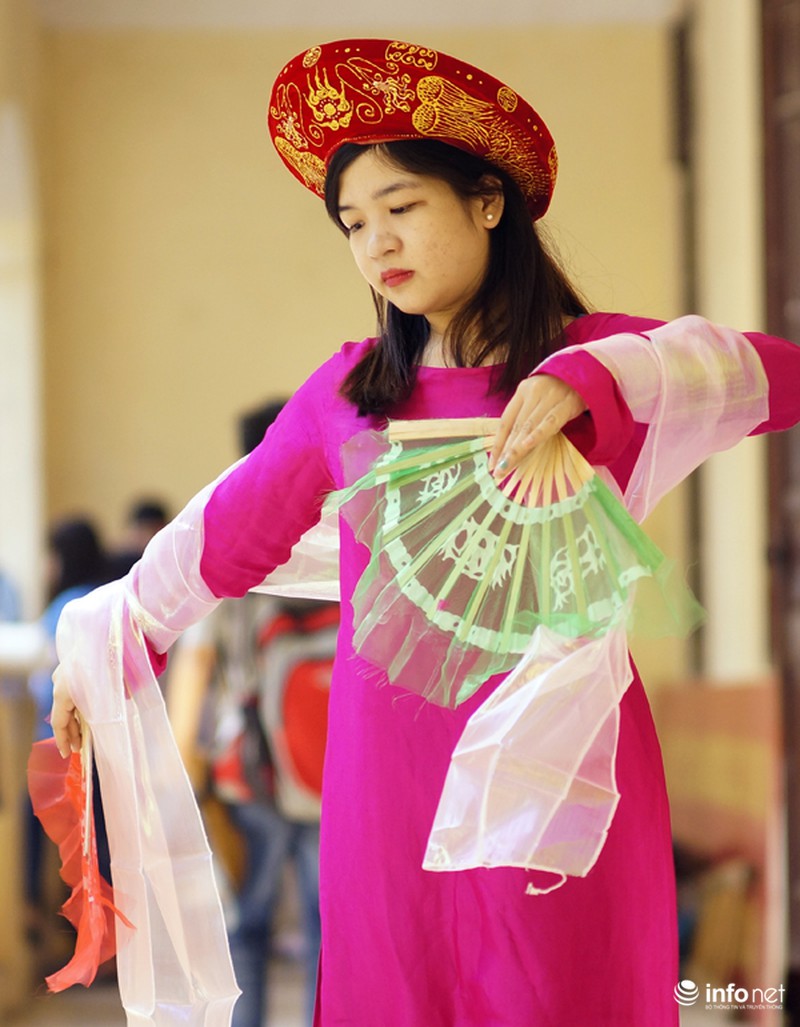 Ngắm sinh viên nhập vai diễn xướng chầu văn - ảnh 5