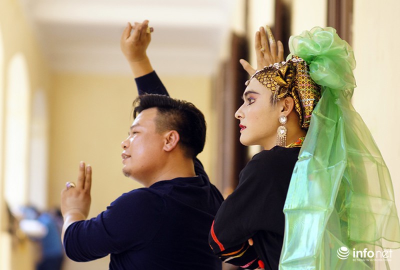 Ngắm sinh viên nhập vai diễn xướng chầu văn - ảnh 6