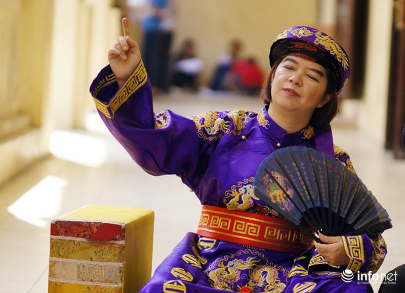 Ngắm sinh viên nhập vai diễn xướng chầu văn - ảnh 7