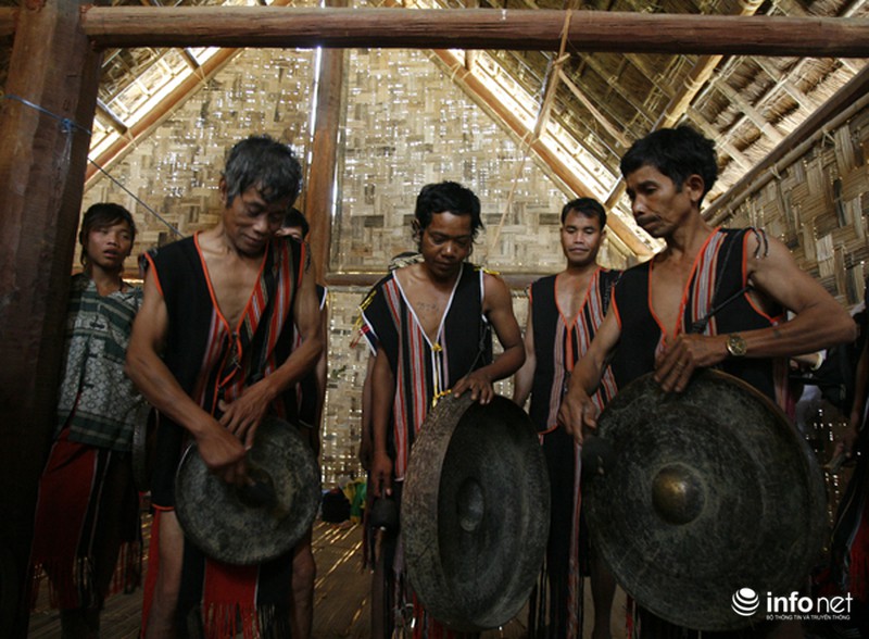 Cận cảnh lễ tế thần Việt Nam: Lễ chém trâu của người Brâu - ảnh 1