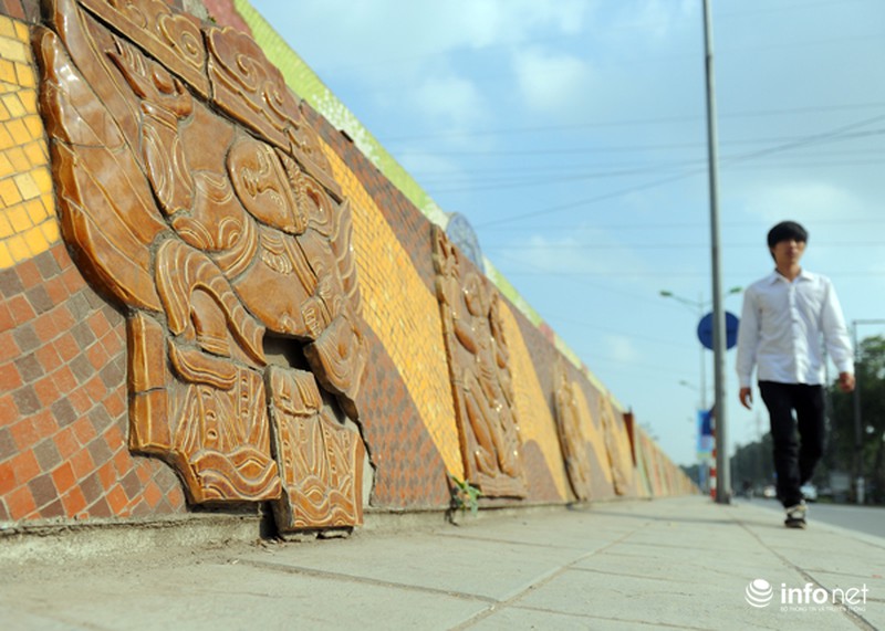 Hà Nội: Con đường gốm sứ nứt toác, rụng từng mảng, nhìn nhem nhuốc - ảnh 1