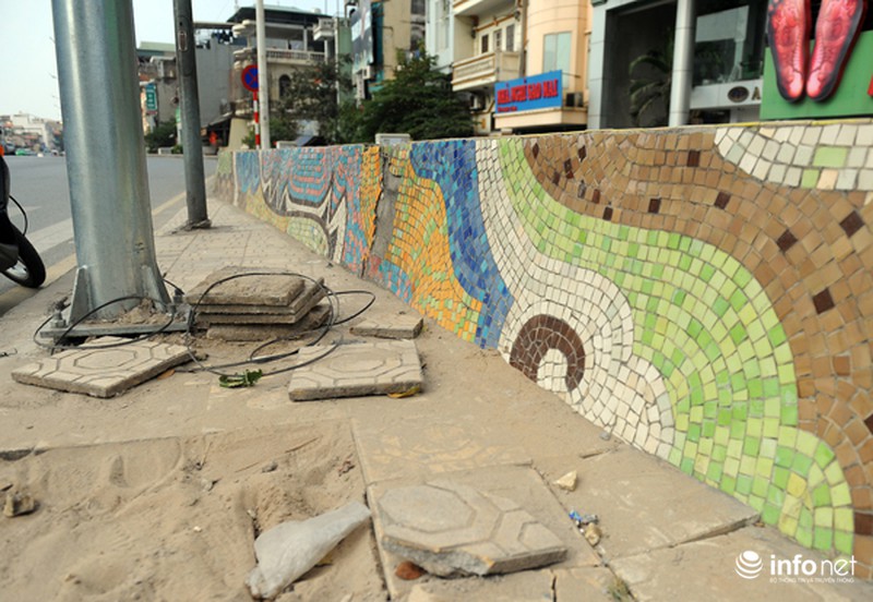 Hà Nội: Con đường gốm sứ nứt toác, rụng từng mảng, nhìn nhem nhuốc - ảnh 2