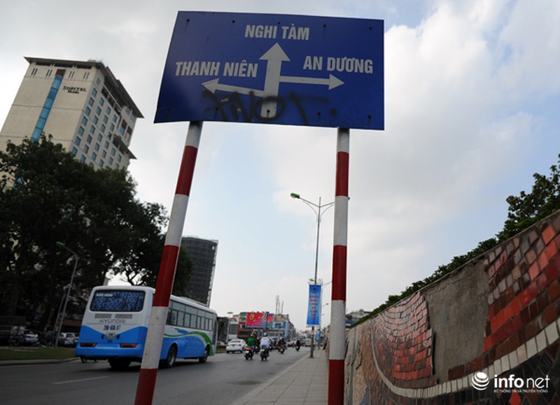 Hà Nội: Con đường gốm sứ nứt toác, rụng từng mảng, nhìn nhem nhuốc - ảnh 6