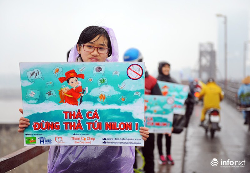 Bạn trẻ đắm mình trong mưa rét cứu cá chép - ảnh 3