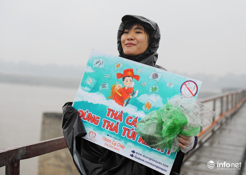 Bạn trẻ đắm mình trong mưa rét cứu cá chép - ảnh 4