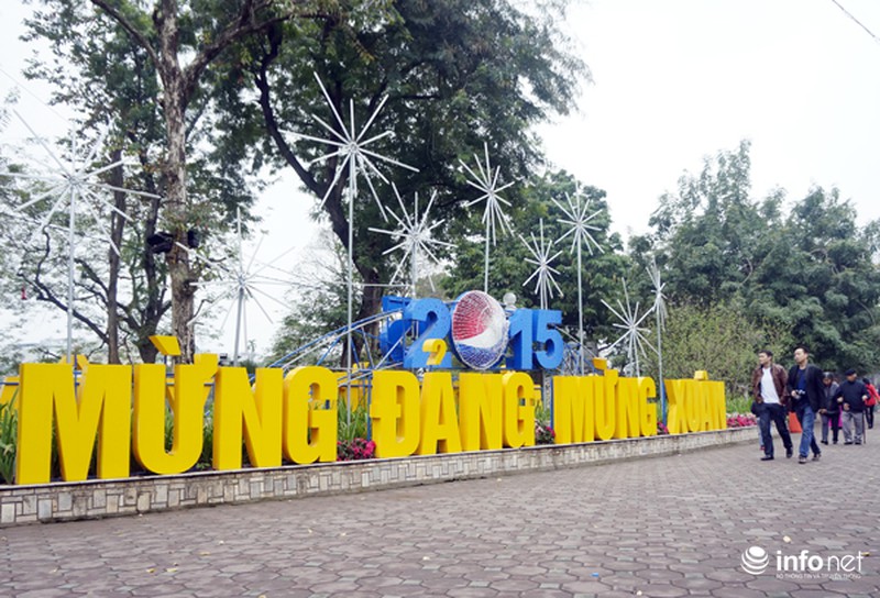 Người Thủ đô dạo chơi sáng đầu năm - ảnh 1