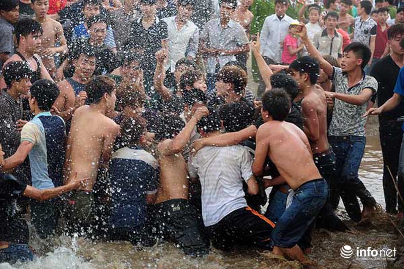 Hàng trăm thanh niên