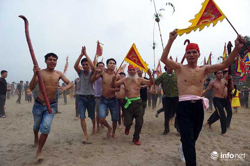 Hàng trăm thanh niên