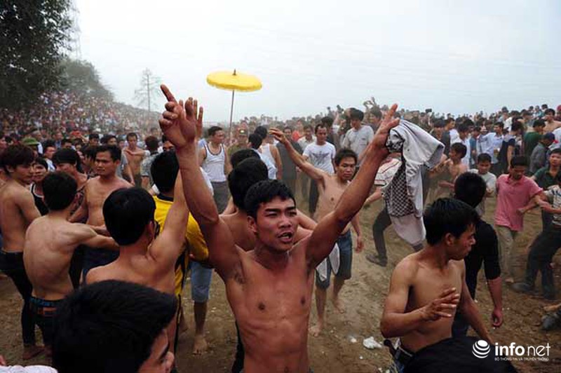 Hàng trăm thanh niên