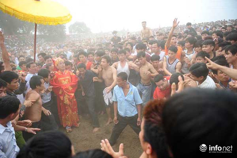 Hàng trăm thanh niên