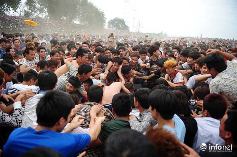 Hàng trăm thanh niên