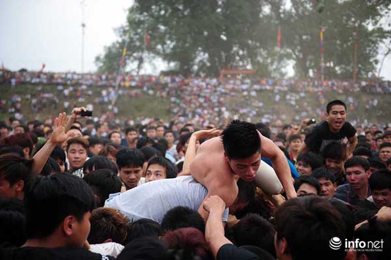 Hàng trăm thanh niên