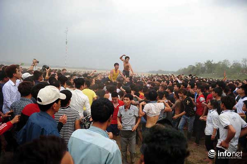 Hàng trăm thanh niên
