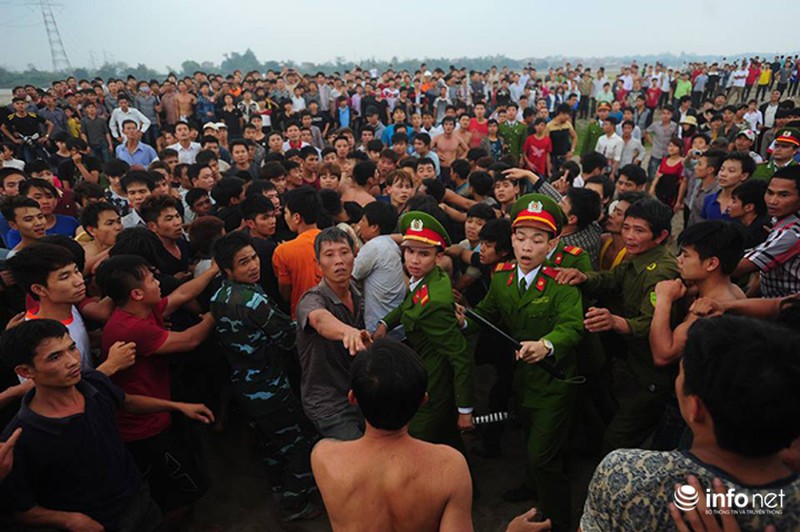 Hàng trăm thanh niên