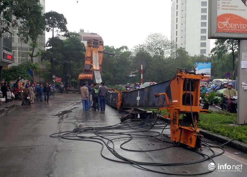 Cần cẩu cao hơn 50m đổ ập xuống đường - ảnh 1