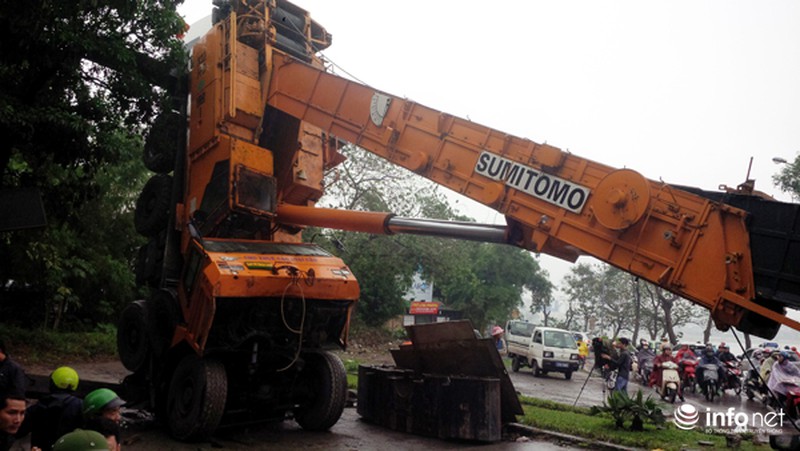 Cần cẩu cao hơn 50m đổ ập xuống đường - ảnh 2