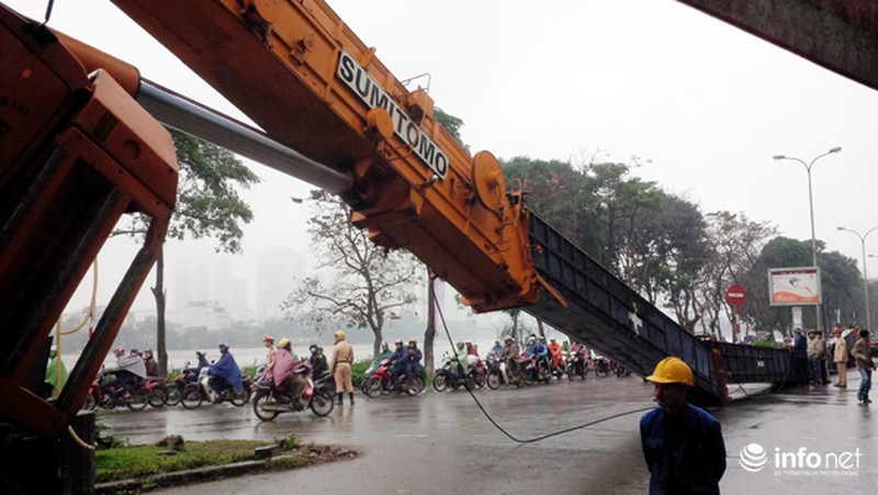 Cần cẩu cao hơn 50m đổ ập xuống đường - ảnh 3
