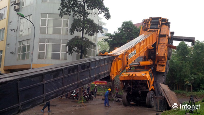 Cần cẩu cao hơn 50m đổ ập xuống đường - ảnh 7